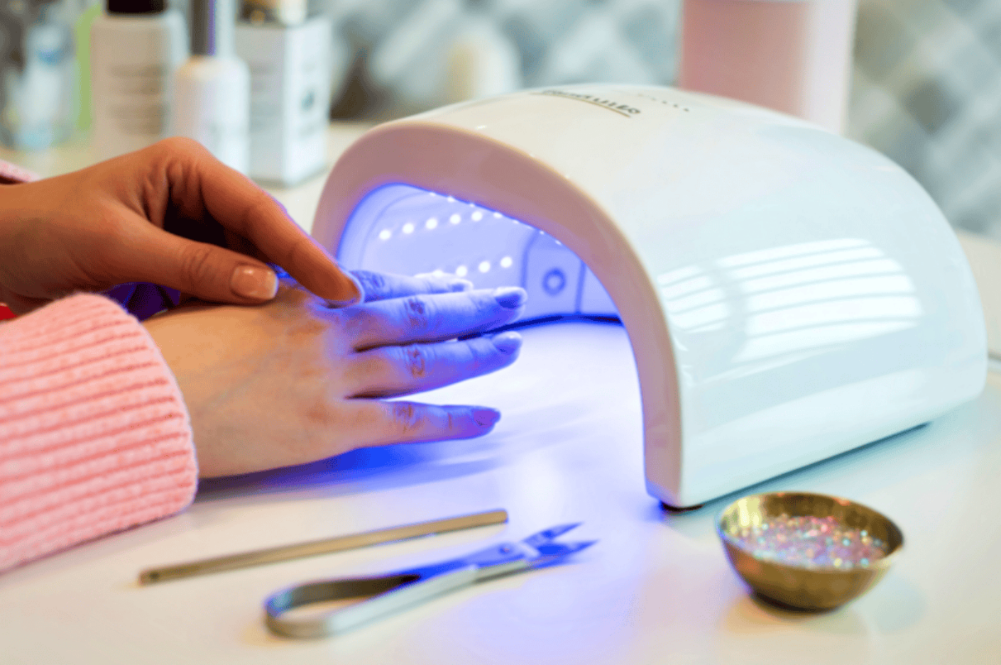 Lampă UV pentru unghii: 8 greșeli frecvente care afectează rezistența manichiurii 